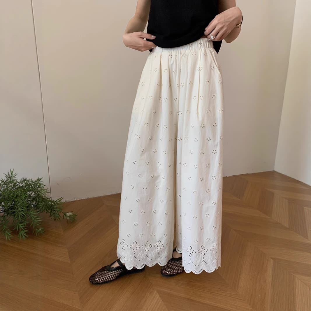 花柄 ファッション 小花模様の透かし彫りワイドパンツ