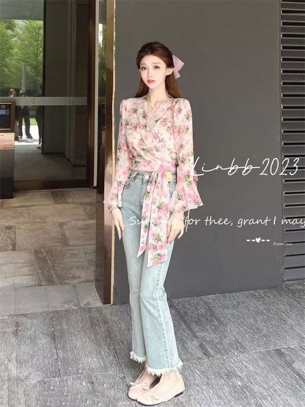 花柄 ファッション 春色花柄 Vネックフレア袖ブラウス 細身レディース